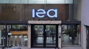 وكالة الطاقة الدولية تطرح 10 حلول للحد من صدمة أسعار النفط العالمية